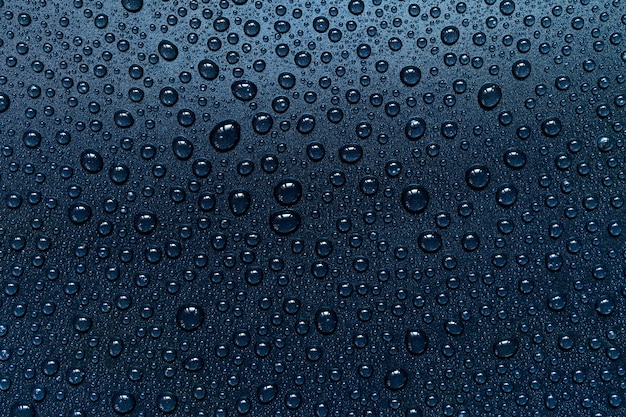 Gocce d&#39;acqua su sfondo nero