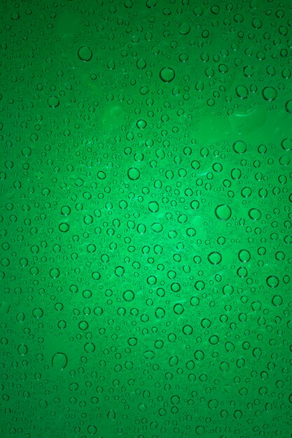 gocce d'acqua su sfondo verde.