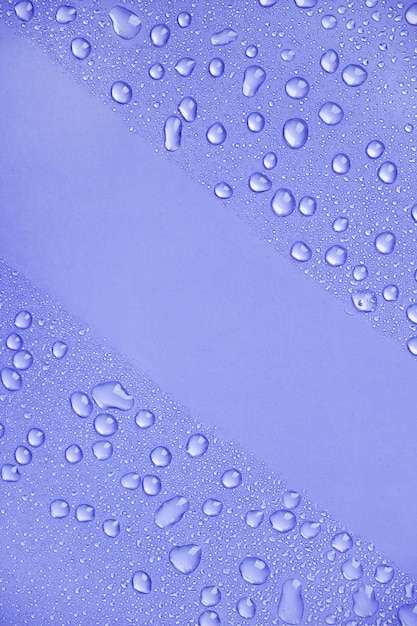 Gocce d'acqua su sfondo viola vista dall'alto Carta da parati con gocce d'acqua viola