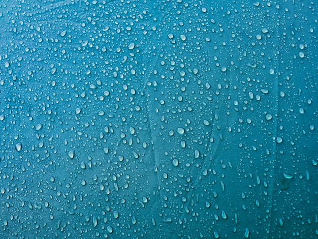 Gocce d'acqua su tessuto a membrana impermeabile. Rugiada mattutina sulla tenda.