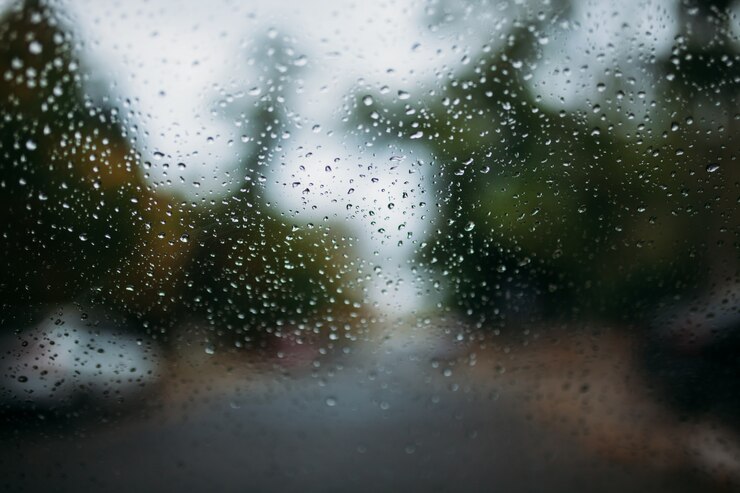Gocce d'acqua su un parabrezza