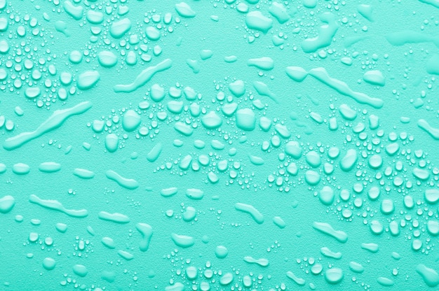 Gocce d'acqua su uno sfondo color menta