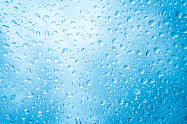 Gocce d'acqua su vetro o goccia di pioggia