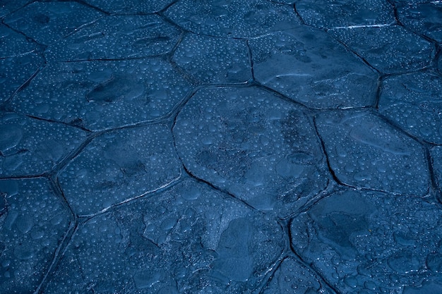 Gocce d'acqua sul fondo bagnato del pavimento