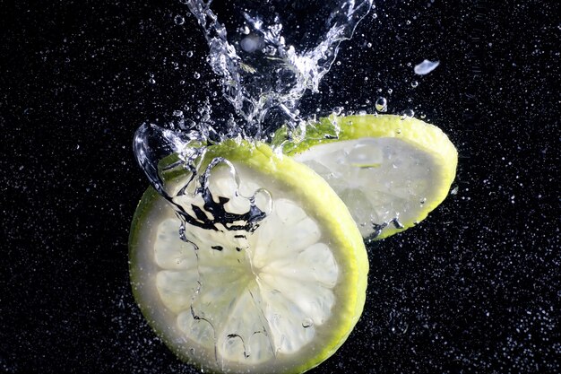 Gocce d'acqua sul limone dolce maturo. Sfondo di lime fresco con copia spazio per il testo. Concetto vegano e vegetariano.