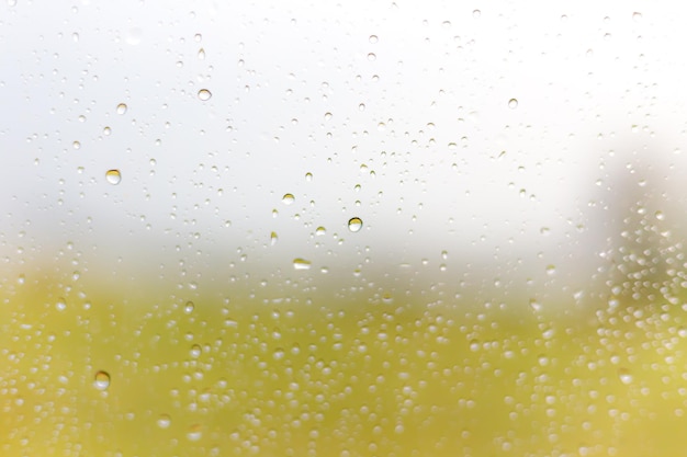 Gocce d'acqua sul parabrezza