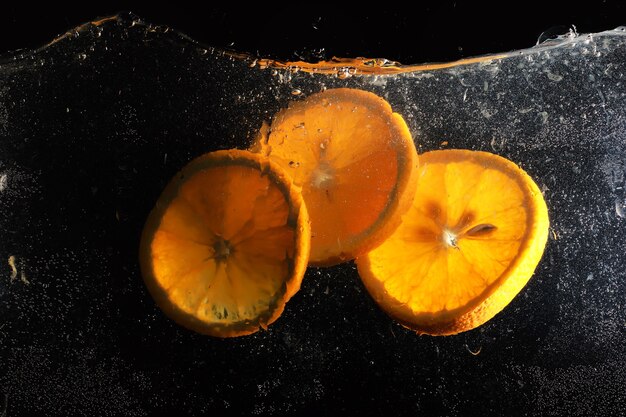 Gocce d'acqua sull'arancia dolce matura. Sfondo mandarino fresco con copia spazio per il testo. Concetto vegano e vegetariano.