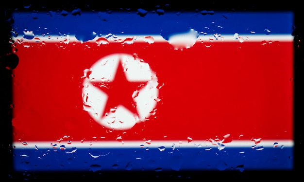 Gocce d'acqua sullo sfondo della bandiera della Corea del Nord Profondità di campo ridotta Messa a fuoco selettiva Tonica
