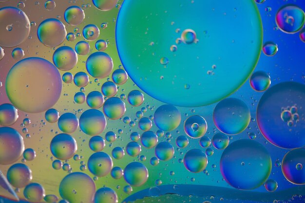 Gocce di olio in acqua Immagine astratta del modello psichedelico arcobaleno colorato Sfondo astratto con colori sfumati colorati