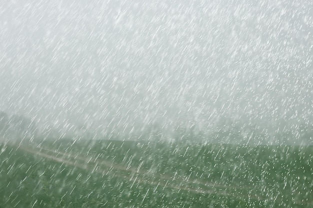 gocce di pioggia / concetto di tempo umido, gocce astratte e getti d'acqua, pioggia autunnale