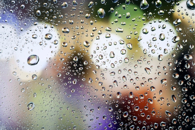 Gocce di pioggia su vetro con un bellissimo sfondo