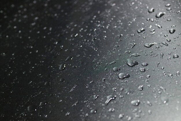 Gocce di pioggia sulla finestra o sul tetto dell&#39;auto in una giornata piovosa.