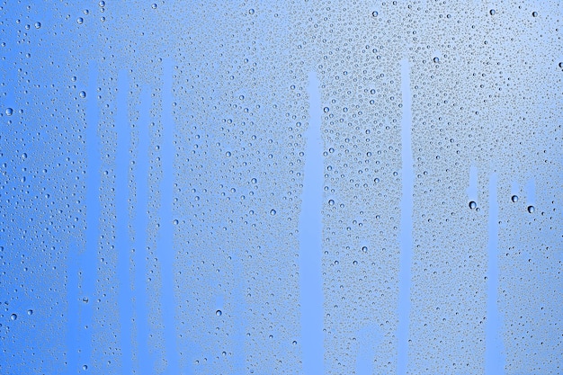 gocce fresche sfondo vetro blu / sfondo piovoso bagnato, gocce d'acqua vetro trasparente blu