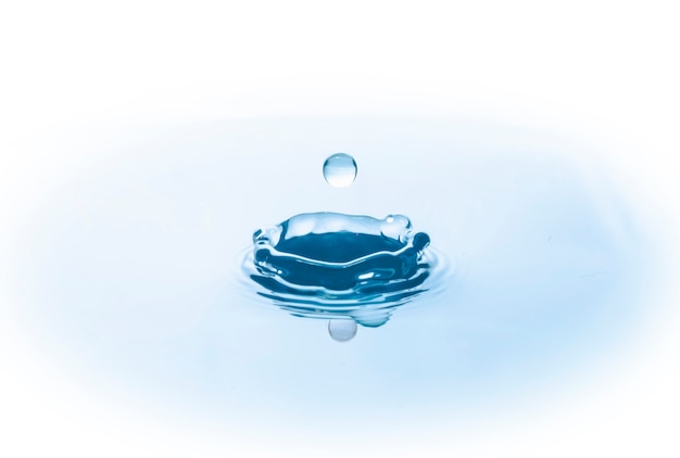 Goccia d&#39;acqua blu che cade e cerchi onda