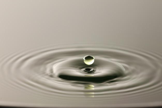 Goccia d&#39;acqua da vicino in una bella forma.