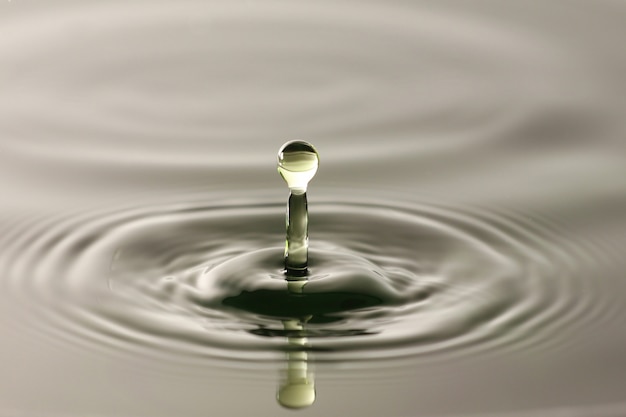 Goccia d&#39;acqua da vicino in una bella forma.