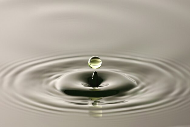 Goccia d&#39;acqua da vicino in una bella forma.