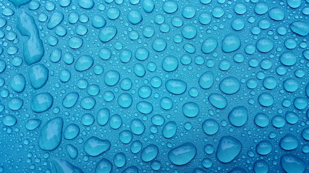 Goccia d&#39;acqua su uno sfondo blu.