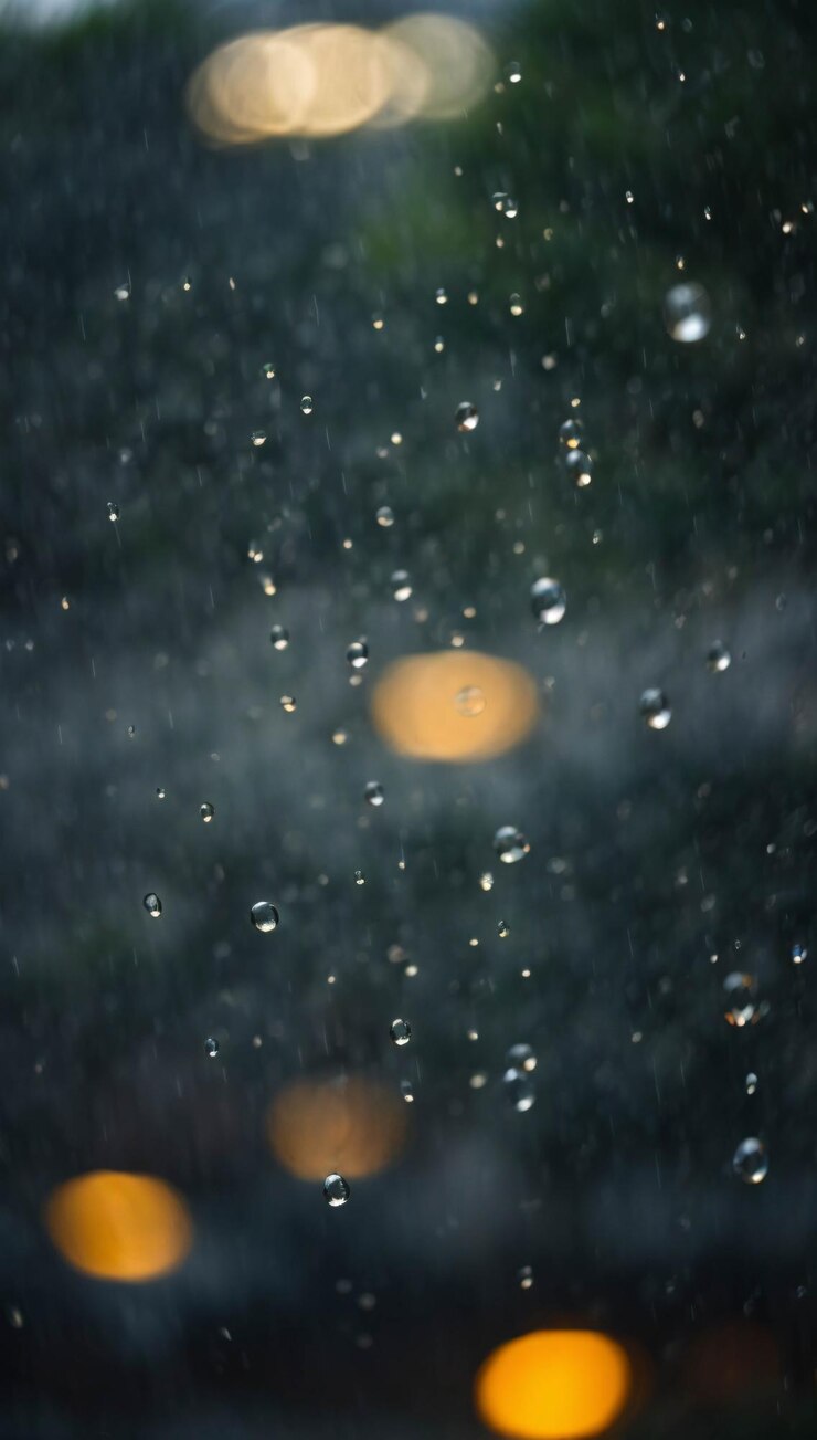 Foto goccia d'acqua sulla strada durante i giorni di pioggia scatto ravvicinato scena drammatica foto urbana bagnata