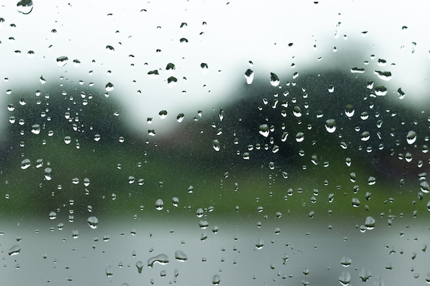 Goccia d'acqua sullo sfondo della finestra di vetro.