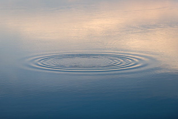 goccia d&#39;acqua sullo sfondo.