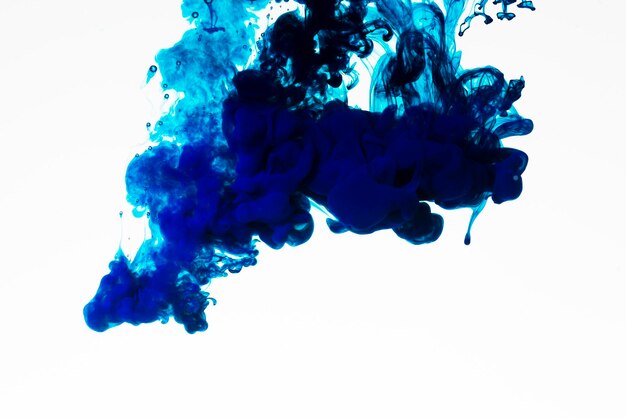 goccia di inchiostro di colore blu ricco