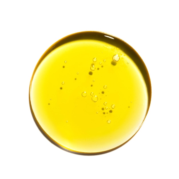 Goccia di texture campione di olio giallo nella capsula di Petri con cosmetici a bolle isolati su sfondo bianco