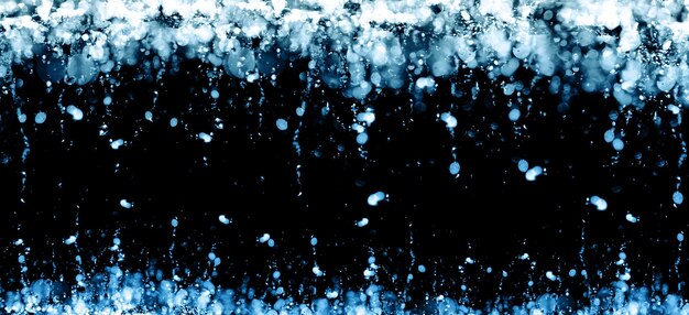 Goccioline d'acqua e bolle sott'acqua galleggiano libere sul nero