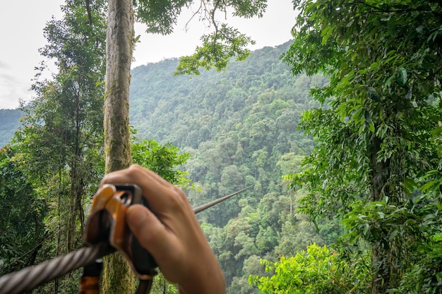 Godendo con una zipline Avventura attraverso la montagna per guardare lo scenario del cielo e