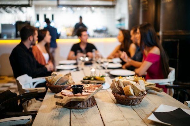 Godendo la cena con gli amici