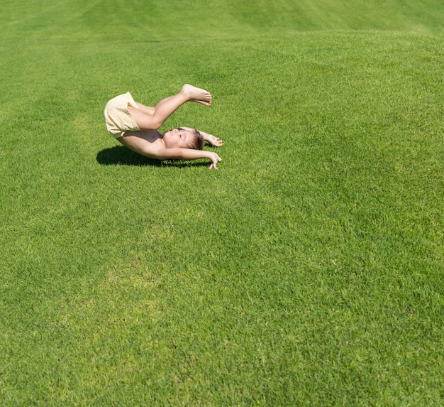 Godendo sul campo di erba perfetto