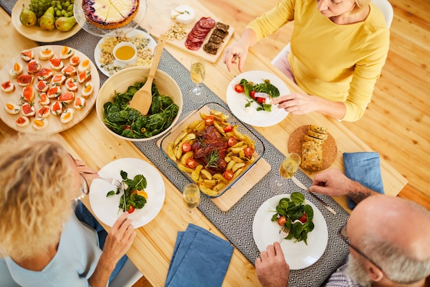 Godendo una deliziosa cena con gli amici