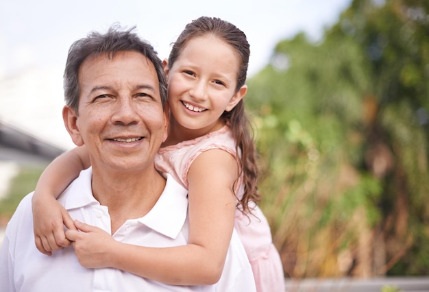 Godersi il tempo con il nonno Ritratto di una giovane ragazza e suo nonno che trascorrono del tempo insieme