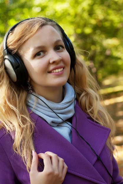 Godersi la musica nel parco in autunno