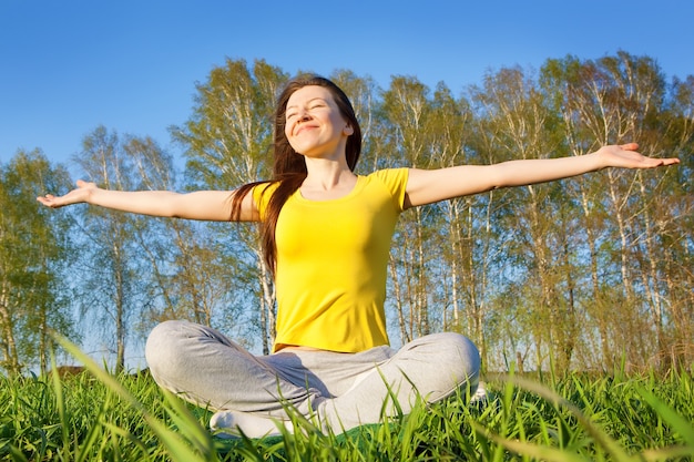 Godersi la primavera Donna nella natura