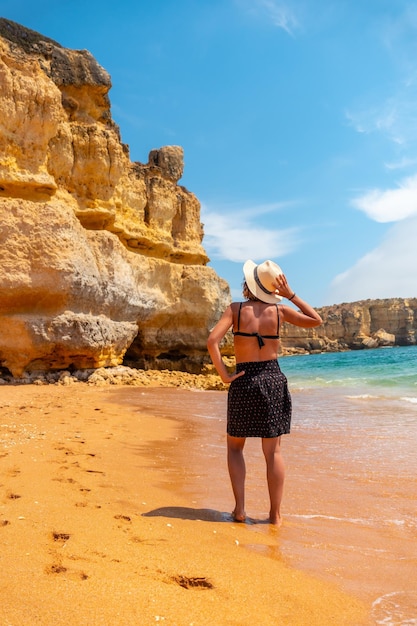 Godersi le vacanze in Algarve sulla spiaggia di Praia da Coelha Albufeira Portogallo