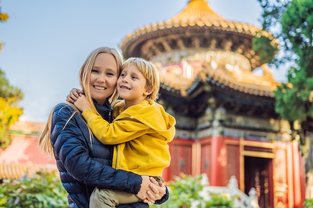 Godersi le vacanze in Cina Mamma e figlio nella Città Proibita Viaggio in Cina con il concetto di bambini Transito gratuito 72 ore 144 ore in Cina