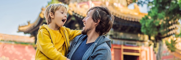 Godersi le vacanze in Cina papà e figlio nella città proibita viaggiano in Cina con il concetto di bambini senza visto