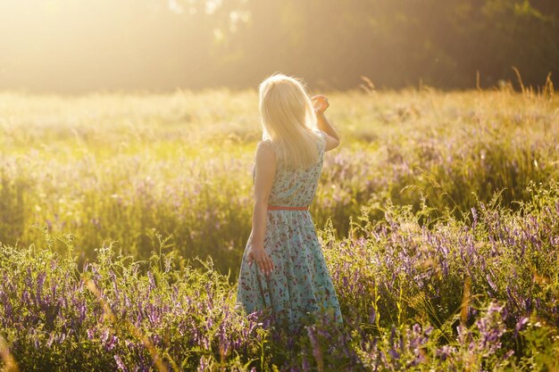 Godimento. Donna felice libera che gode della natura. Ragazza di bellezza all'aperto. Concetto di libertà