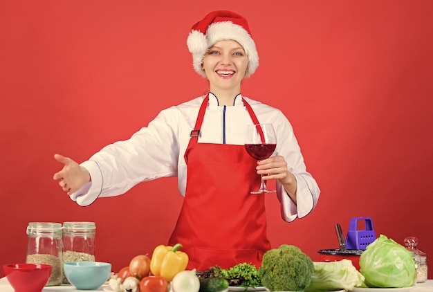 Goditi idee facili per la festa invernale e la cena delle vacanze Concetto di menu festivo Idea per la cena di Natale Menu di Natale Donna chef o casalinga che cucina e beve vino Niente stress Le migliori ricette di Natale