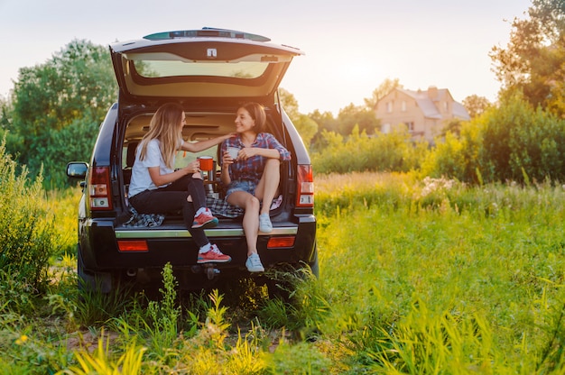 Goditi il resto e socializza in un viaggio picnic con i tuoi migliori amici.