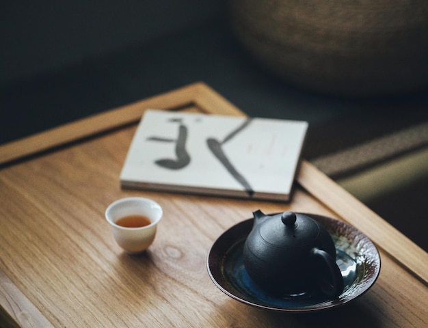 Goditi il tè a casa in un momento di relax Tazza di tè con un piatto di torta su un tavolo di legno