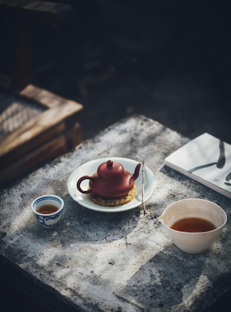 Goditi il tè a casa in un momento di relax Tazza di tè con un piatto di torta su un tavolo di legno