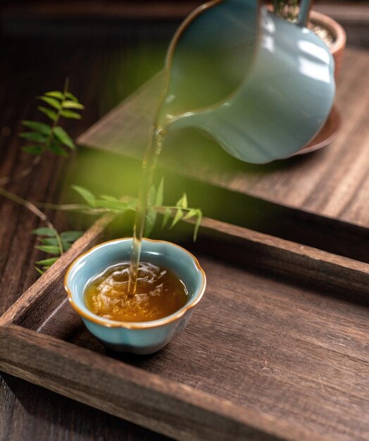 Goditi il tè vietnamita al sole del mattino