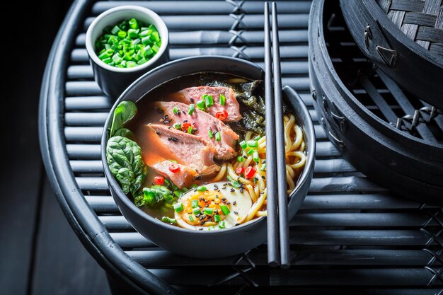 Goditi la tua zuppa di ramen con noodles e spinaci