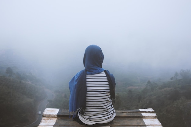 Goditi la vista e la nebbia al mattino in cima alla collina