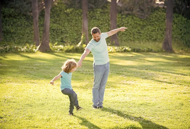 Goditi ogni momento La famiglia felice gode dell'estate all'aperto Padre e figlio giocosi Divertimento in famiglia