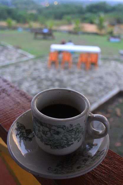 Goditi una tazza di caffè caldo nella natura