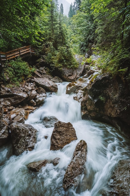 Gola di Sigmund Thun Klamm con la cascata del fiume di montagna Kaprun Austria