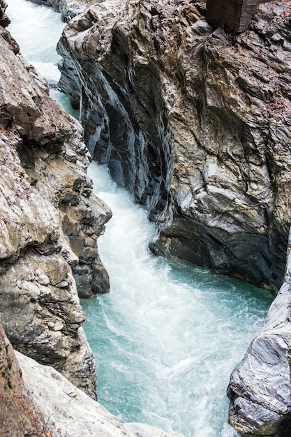 Gola estiva di Liechtensteinklamm con ruscello e cascate in Austria.